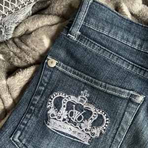 Victoria Beckham lågmidjade jeans - Märke = Victoria Beckham Nypris~2000kr Low waisted, tight modell, slit nertill som går över skorna. Storlek 26 men små i storleken.  Jag är 166 och brukar ha XXS/XS/S i byxor. använda många gånger. Skriv privat för fler frågor eller bilder 🤗