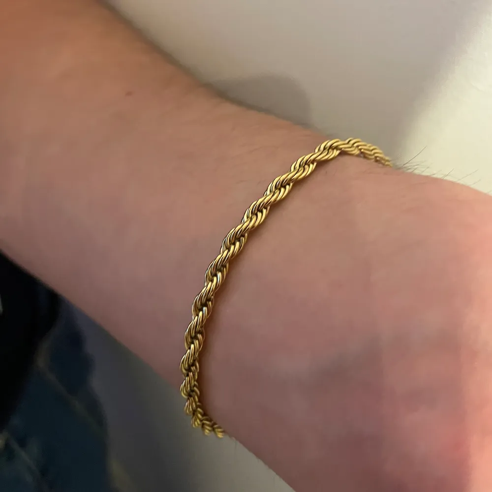 Guld platerad cordell armband i rostfritt stål. 4millimeter,21cm lång går att justera/Jewerlisss. Accessoarer.