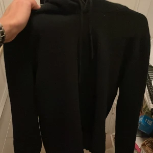 Stickad dressman hoddie  - Säljer en stickad hoodie från dressman som inte säljs längre.