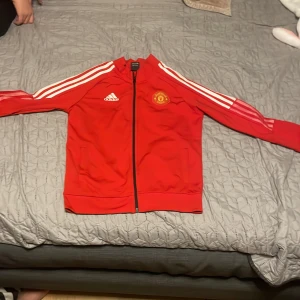 Addias Manchester United kofta  - Bra skick 
