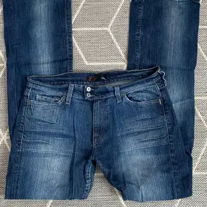 låga jeans i bootcut💕dem är lite nertrampade och har en liten fläck (bild 3)💕kom privat för mer information!