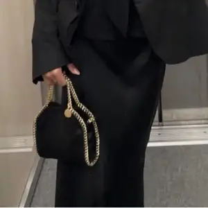 Har bestämt mig för att sälja min superfina Stella McCartney. Modellen är tiny tote och den är är väl använd utan några som helst synliga effekter. De första bilderna är lånade, kan mötas upp i princip varsom helst i Stockholm ❤️‍🔥