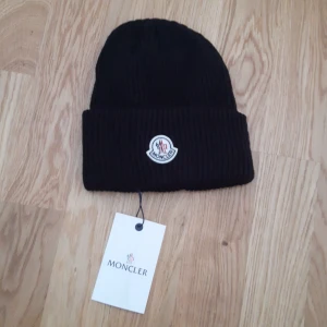 Moncler mössa  - Fick den som present men ville inte ha den. Qr kod kommer inte med tyvär efterso. Jag tog bort den för att det kliade bakom mitt hår. 