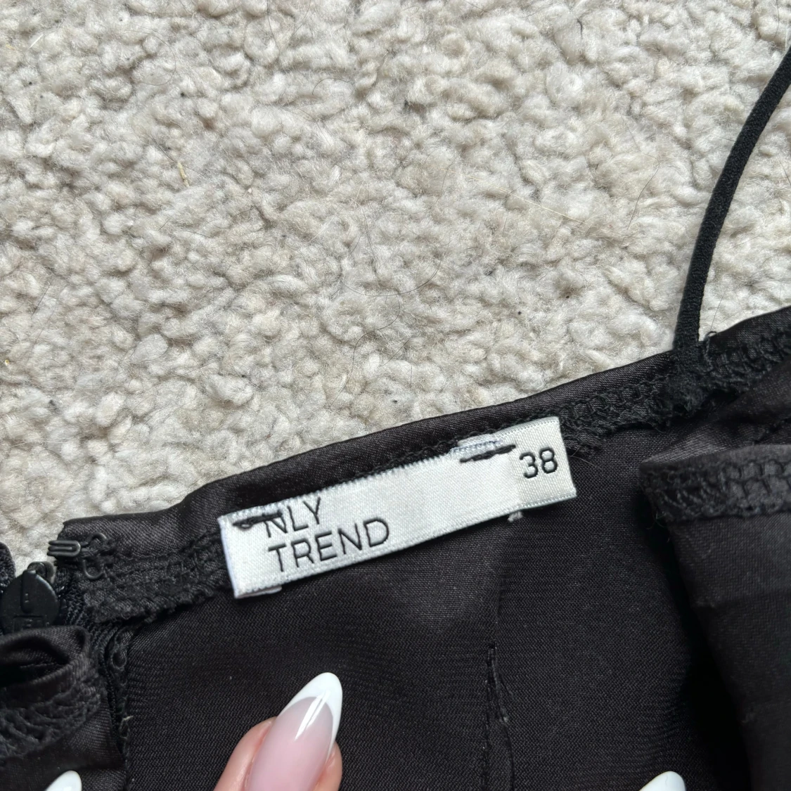 Svart satinklänning NELLY - 90