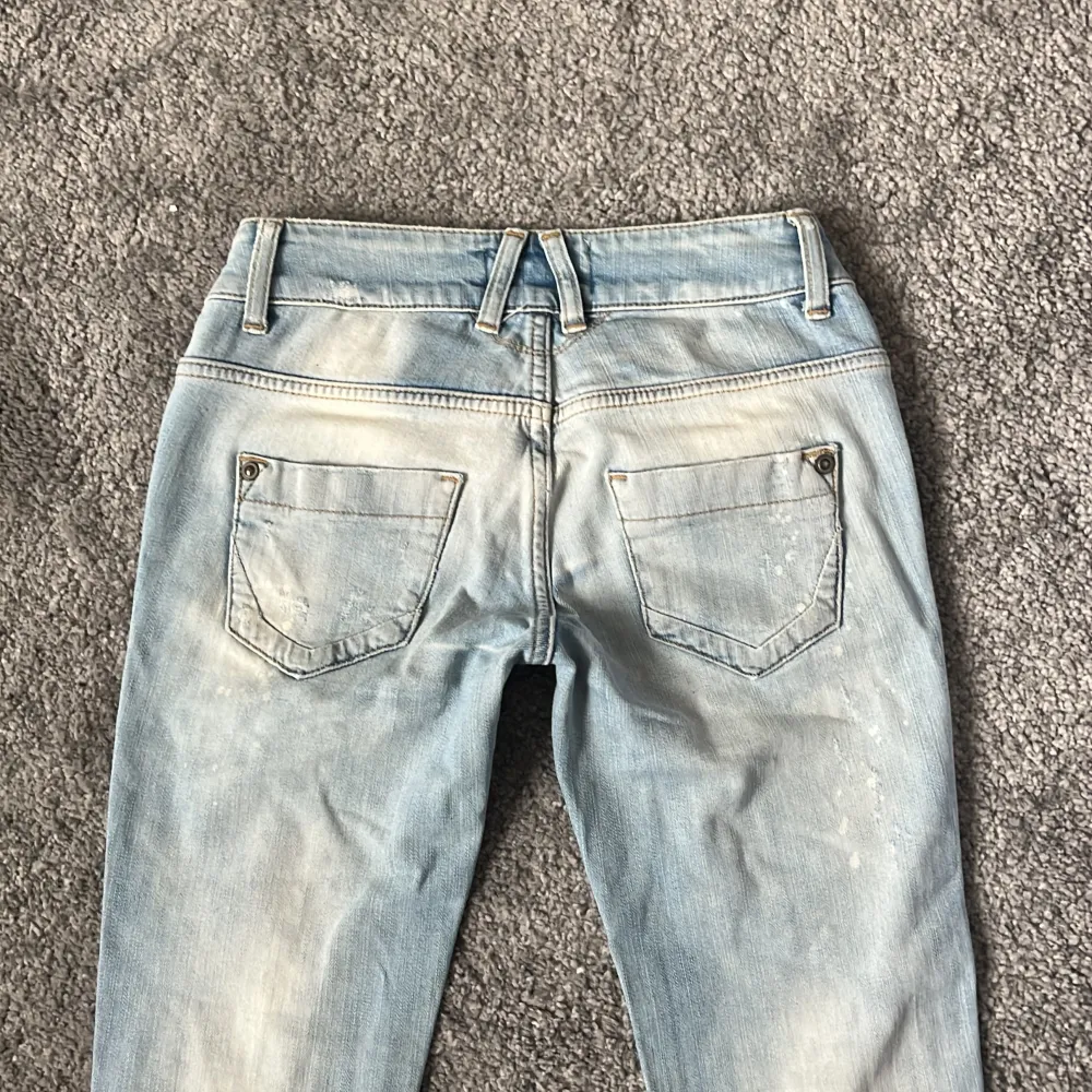 Jättesnygga ljusblåa jeans. Lågmidjade. Aldrig använda. Skriv för mått och fler bilder. Köparen står för frakt💗. Jeans & Byxor.