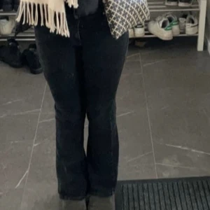 Svarta jeans från carlings  - Säljer då dehär svarta Jeansen ifrån carlings i storlek 32, säljer pågrund av att de är för korta för mig som är 163💕