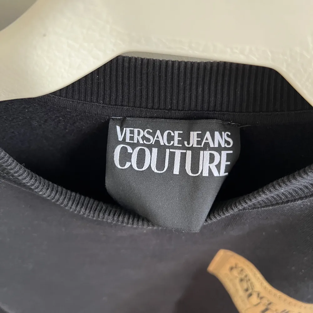 Versace tröja i mycket bra skick. Köpt från zalando för 1900kr. Priset är inte hugget i sten och det är bara att höra av sig vid intresse. Tröjor & Koftor.