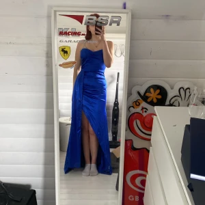 Balklänning  - Helt ny super fin å skön men lite för liten i brösten på mig Drf jag säljer den