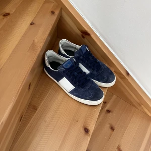 Valentino flycrew - Mörkblåa valentino flycrew i storlek 42,5 säljer pga att de inte passar, skick 7/10