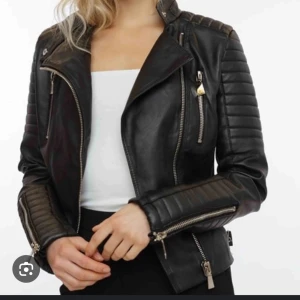 Skinnjacka från Chelsea  - En snygg skinnjacka från Chelsea som är i fint skick jackan är i storlek 38 men är liten i storlek så skulle säga att den passar en 34-36 i storlek  Tveka inte att höra av er vid frågor eller för egna bilder💕