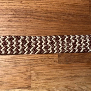Flätat bälte  - Säljer det här nya och oanvända flätade bältet. Hela bältet bortsett från metallbiten är ca 99 cm långt, men kan stretchas ut till en större storlek. Pris: 69 kr
