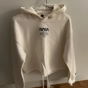 ”Nasa” hoodie, lite kortare i modellen - ”Nasa” hoodie, lite kortare i modellen. Från HM i storlek XS. Som ny!