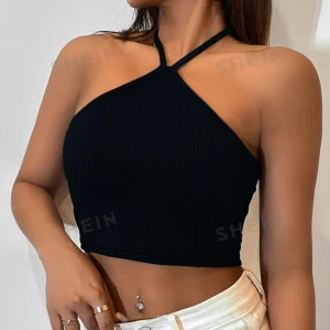 Svart topp  - En svart topp man knyter runt halsen från shein, aldrig använd, väldigt fin och passar till allt.🖤