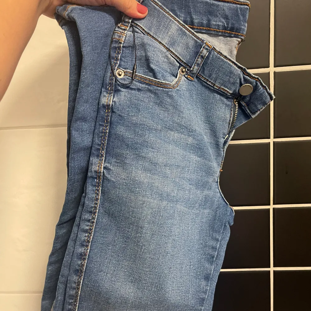 Dr denim jeans nypris 499  aldrig använd eller testad. strechig material storlek small passar en xs  skickas med postnord  kommer från djur o rökfritt hem.  . Jeans & Byxor.