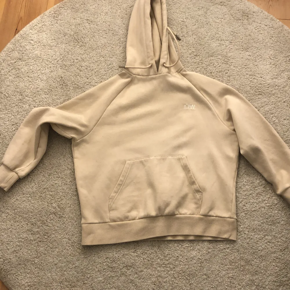 En hoodie från ICIW💕 säljer pga att jag aldrig använder den, den är nytvättad!. Hoodies.