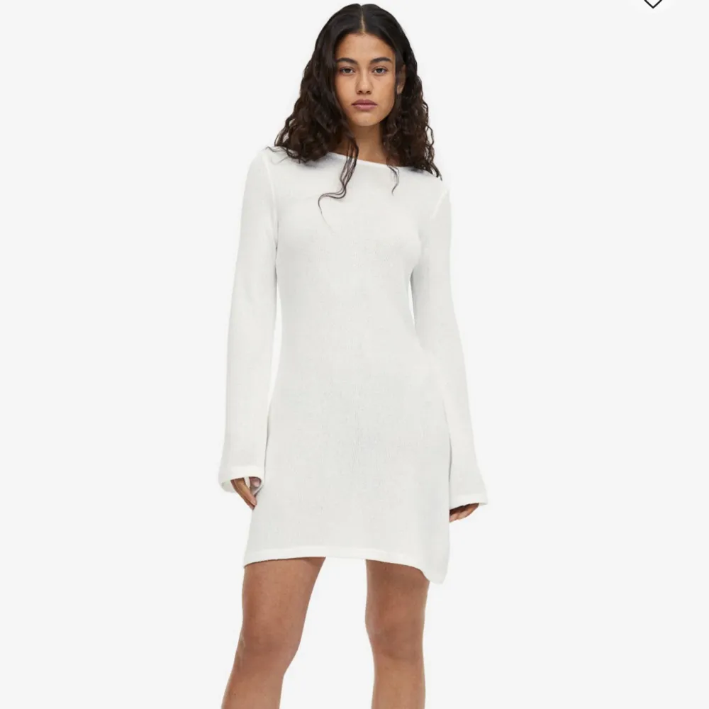 Säljer denna klänning från H&M i storlek S. Öppen rygg med knytdetalj. Använd endast en gång 🤍. Klänningar.