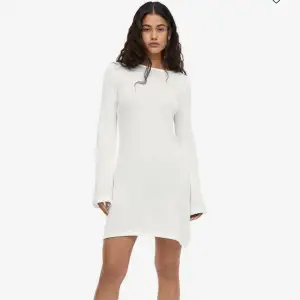 Säljer denna klänning från H&M i storlek S. Öppen rygg med knytdetalj. Använd endast en gång 🤍