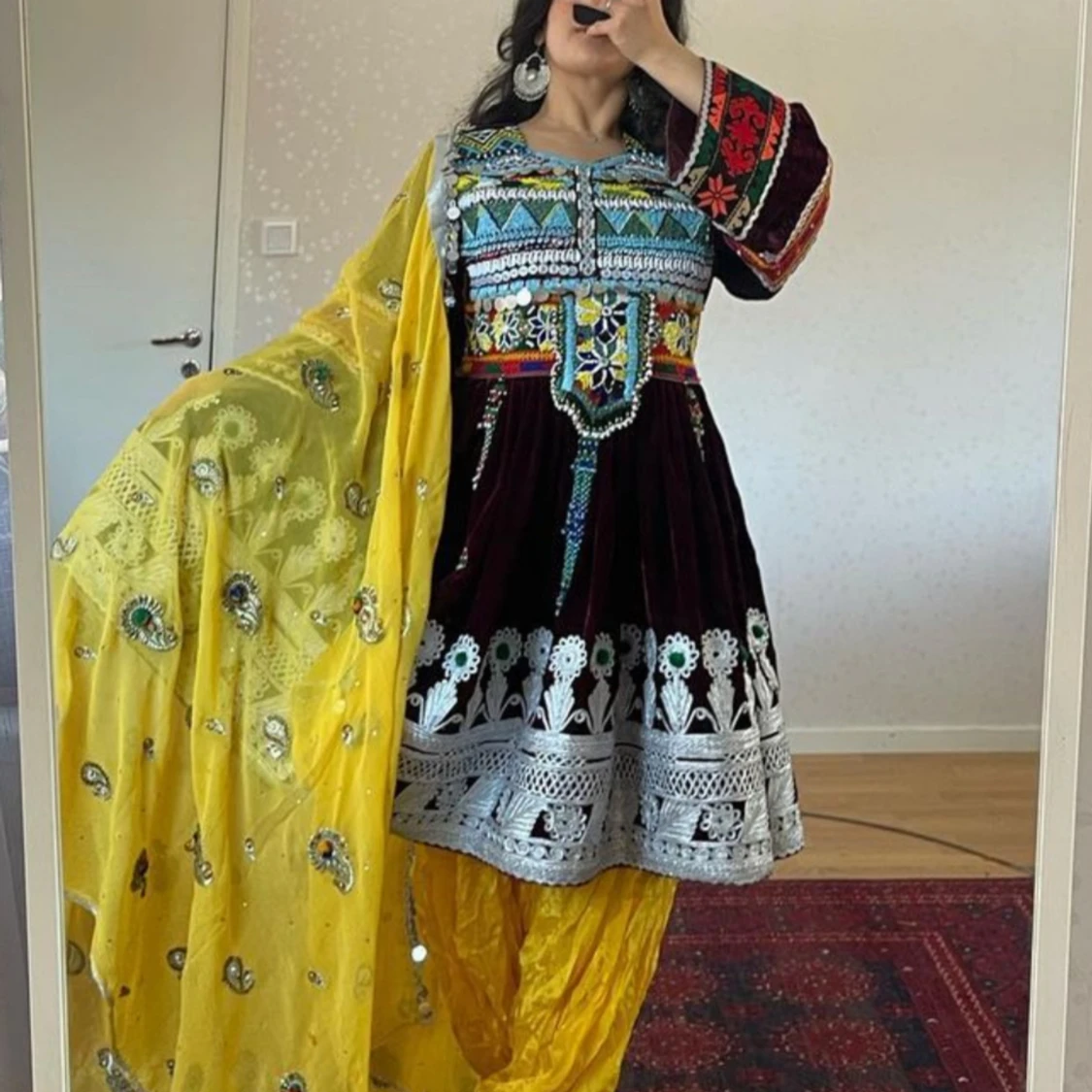 Jag säljer min afghanska klänning, har aldrig använt utan bara provat. - 93