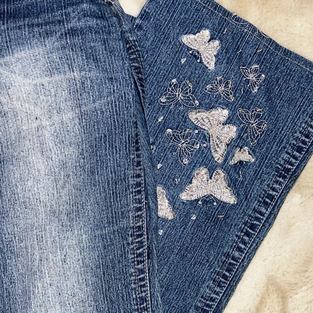 Säljer dessa ut gulliga jeans ifrån märket BY 64. Dessa är lite för korta på mig för vara i min smak på stil, jag är cirka 1,64. Inga defekter alls på dem. Som nya!   Vid snabb affär kan pris diskuteras!   Kolla in mitt inlägg angående köp regler 🫶🏼. Jeans & Byxor.
