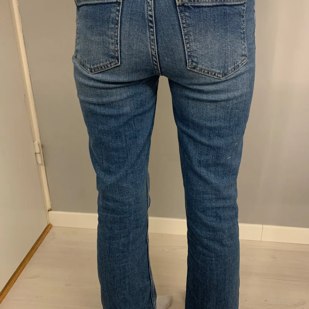 Jeansen är lowrise och bootcut ( strl 158). Det finns inga skador på jeansen. Köparen står för frakten💖. Jeans & Byxor.