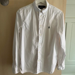 Rahlp lauren skjorta  - Säljer min skjorta för jag har växt ut den Bra skick  Ny pris 995kr Storlek 18 (163 - 168) cm