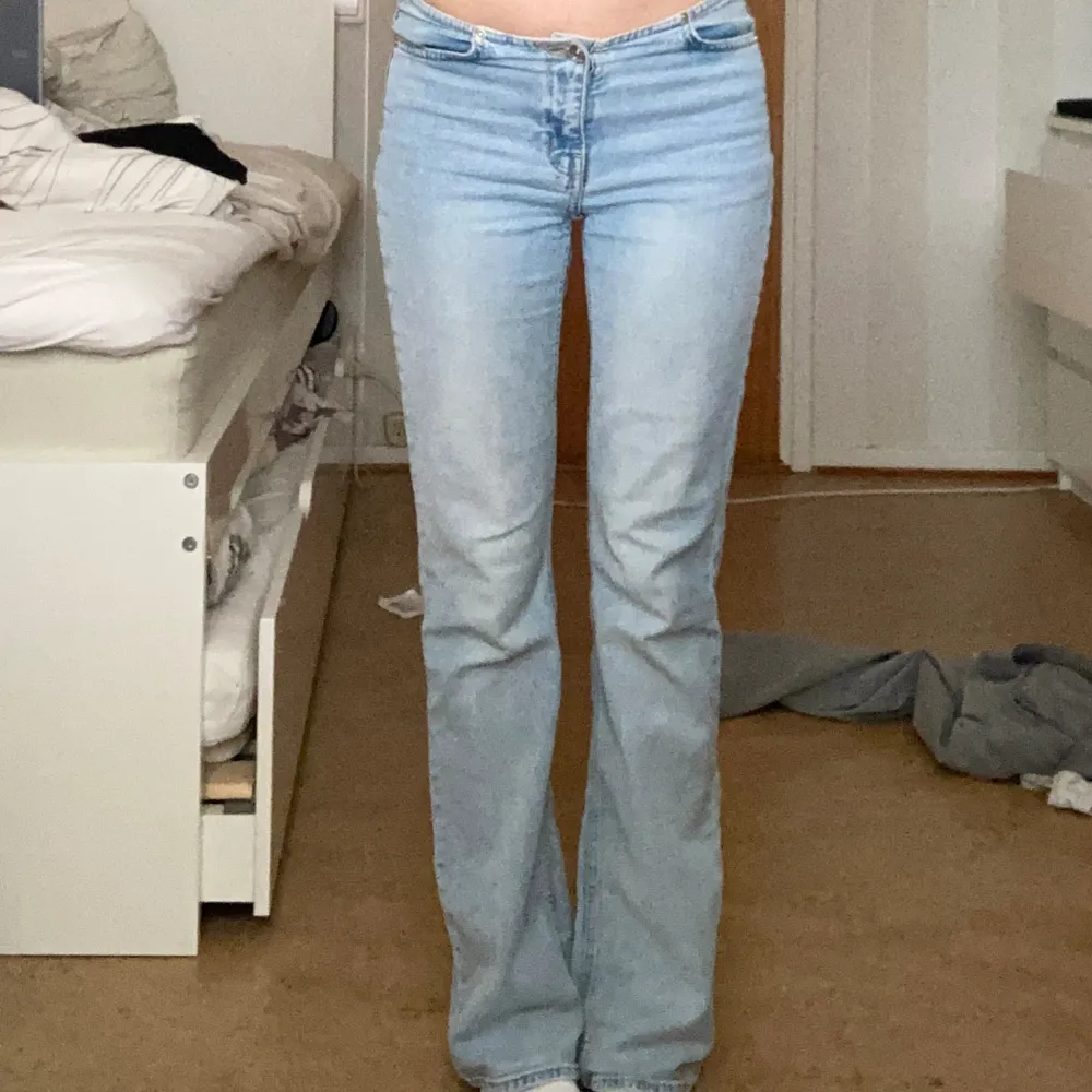 Så fina helt slutsålda jeans från hm. Dom är i storlek 32 men skulle säga att de passar mer som 34. De är lappade skriv för bild, men inget man tänker på 💓 . Jeans & Byxor.