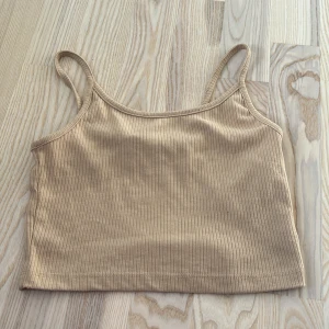  Beige topp -  Jättefin beige topp från New joker storlek XS 