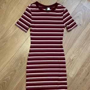 Randig klänning - Randig figurnära klänning från H&M i storlek 38!