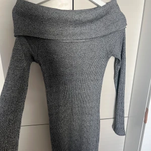 Offshoulder klänning från Ginatricot  - Storlek S figursydd offshoulder klänning, skriv dm för frågor eller fler bilder 
