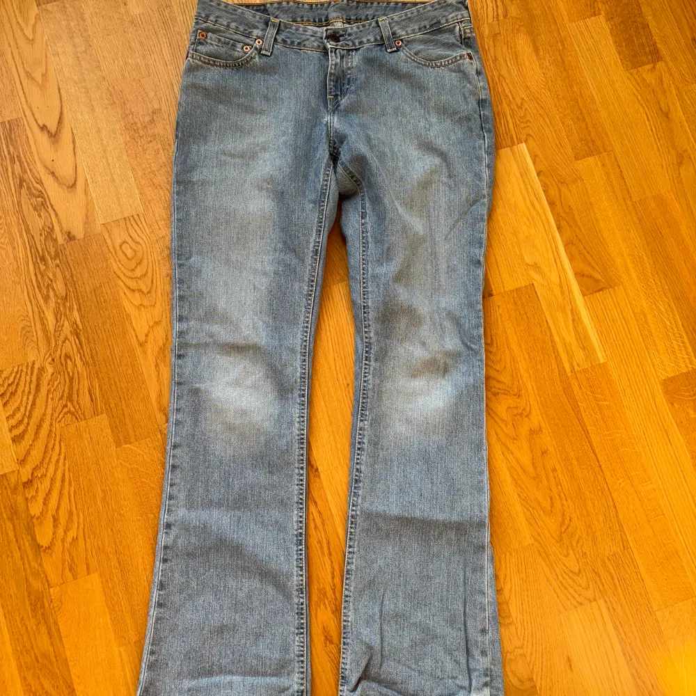 Super snygga bootcut Levis jeans! storlek 32/32 men sitter definitivt som en M!💓lågmidjade . Jeans & Byxor.