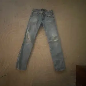 Säljer dessa replay jeans då dom har blivit för små. W30 L32