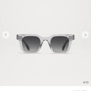 Chimi solglasögon 04 grey - Säljer nu dessa jättefina Chimi 04 grey i toppenskick, nästintill oanvända! Kan byta till andra chimis! Dustbag och låda medföljer! 🤗 