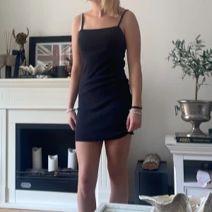 Klänning  - Svart klänning ifrån New yorkor inte så mycket använd jätte fin till sommaren💓