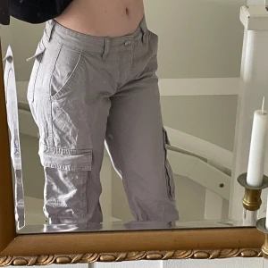 Gråa lowwaist cargo byxor - Lowwaist cargo byxor i storlek 36! (M)🩷 Säljer eftersom det inte är min stil längre och dem kommer knappt till användning. Ytters lite slitna längst ner men inte märkbart. Skriv för mer info och bilder!🩷🫶