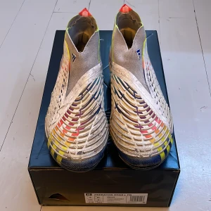 Adidas predator fotbollsskor  - Säljer mina förra fotbollsskor Skick 5,5/10 mest för att sulorna inte finns kvar som ma kan se på sista bilden och för skadan man kan se på näst sista bilden därav priset Var inte rädd för att ställa frågor  (Pris kan diskuteras, öppen för byten)