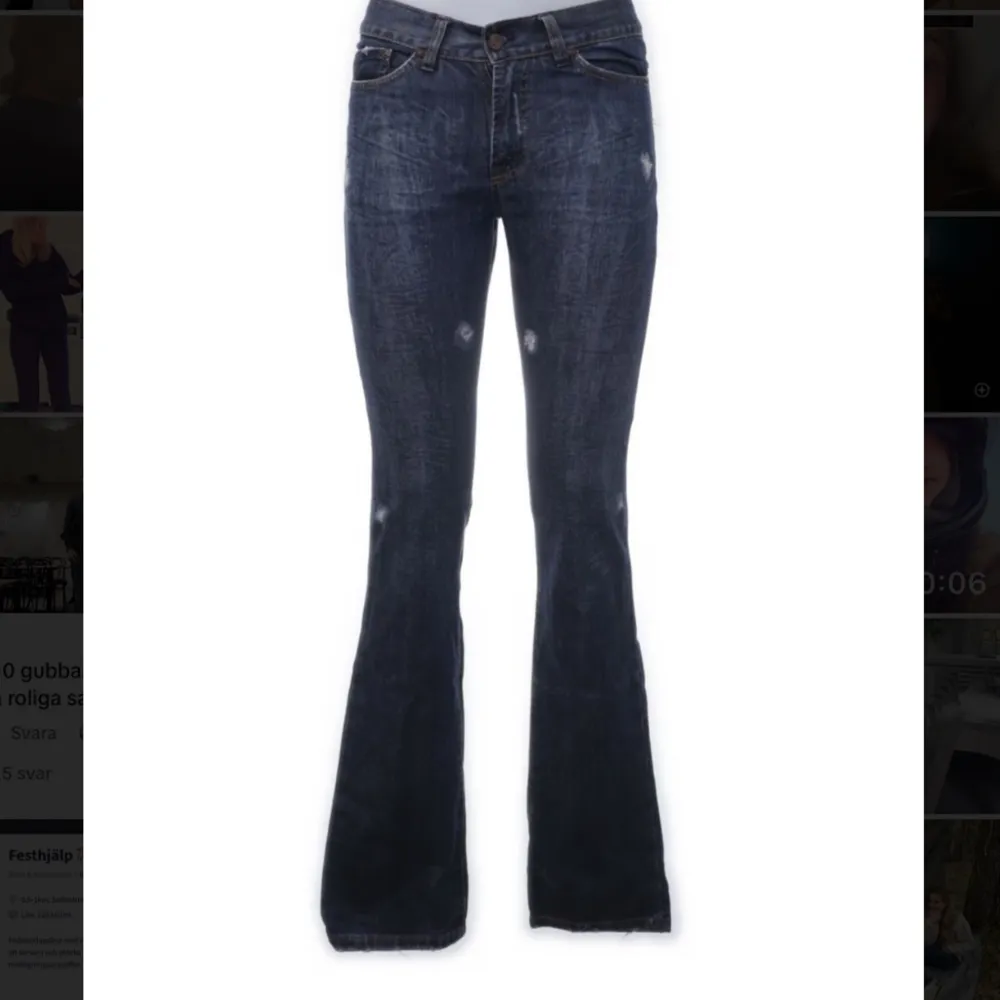 Säljer ett par superfina jeans från märket Gul&Blå. Dom är köpta begagnade men aldrig använda av mig då dom är för små. Står 29 men passar någon som är cirka 25. Är även väldigt långea och passar någon som är 170-176.   För mer frågor hör av er💞💞. Jeans & Byxor.