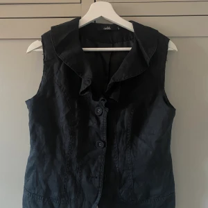 Väst/topp - Sött linne topp/väst!! Med fina knappar och krage💞