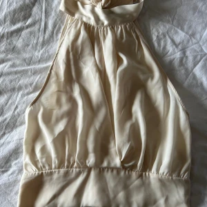 Topp zara - Aldrig använd. Helt ny och har prislappen kvar. Storlek XS men passar även S. Köpte för 330kr