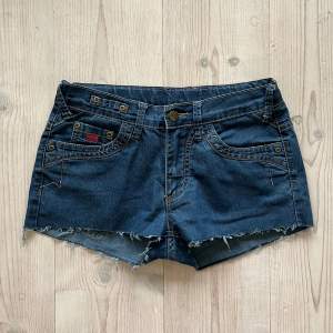 Lågmidjade jeansshorts från NYBO i storlek 38 som jag har klippt upp av ett par byxor. Passar S och M. Tvärs över midjan är det 38 cm + stretch och längs med sidan är det 24 cm. Använd gärna köp nu!