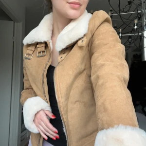 Snygg jacka  - Saknar en vårjacka? Snygg jacka, säljer då jag har för många. Brun mocka. Frakt tillkommer