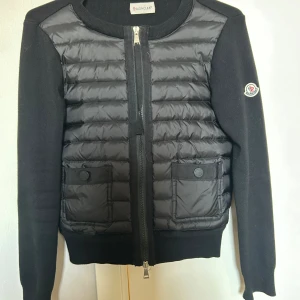 Monclear cardigan - Jätte fin cardigan från Moncler i skick 9/10 skulle ja säga. Är i storlek M men passar både S och M. Kvitto och tags finns💕
