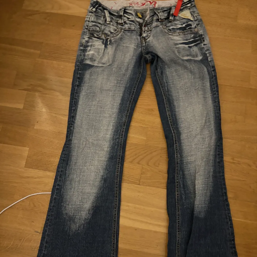 Säljer dessa Lågmidjade jeans💗passar mig bra som är 169 och vanligtvis har 34 eller 36 i midjan. Jeans & Byxor.