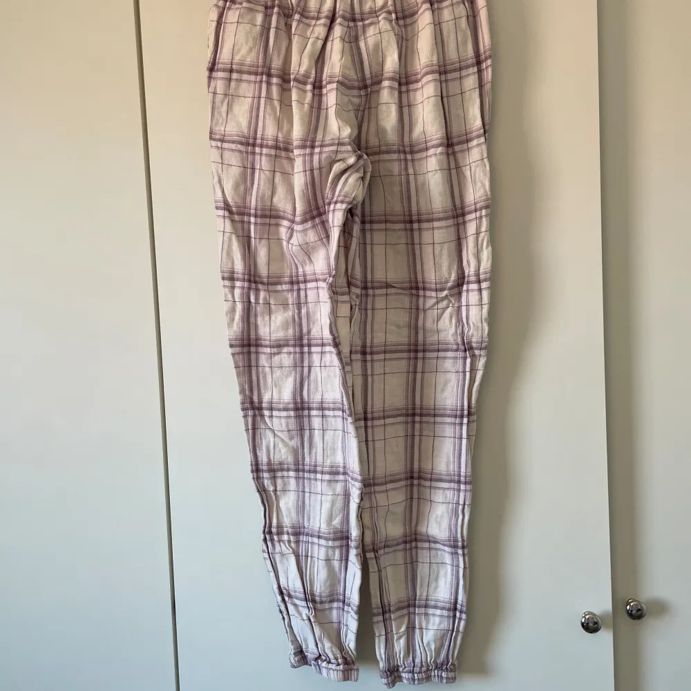 Säljer dessa pyjamasbyxor ifrån Kappahl då jag inte använder dom längre.. Jeans & Byxor.