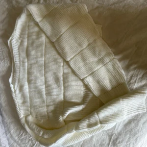 Stickad croppad tröja - Super fin tröja som aldrig är använd. Helt ny och är super mjuk och gosig