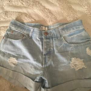 Suoer fina Low Waist jeans shorts från Gina tricot. I storlek 36! 💝 Kan mötas upp i Gbg eller i närheten! 