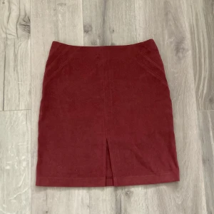 Kjol - Bra skick, knappast använd röd brun färg ungefär. 