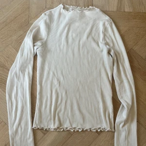 Ribbad tröja - Åtsittande ribbad tröja. Med detaljer🤍✨väldigt mjuk och bekväm i fint skick! 