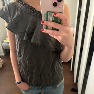 Off sholder topp - En cool off shoulder topp med volanger från MAYLA i storlek 34💞💞