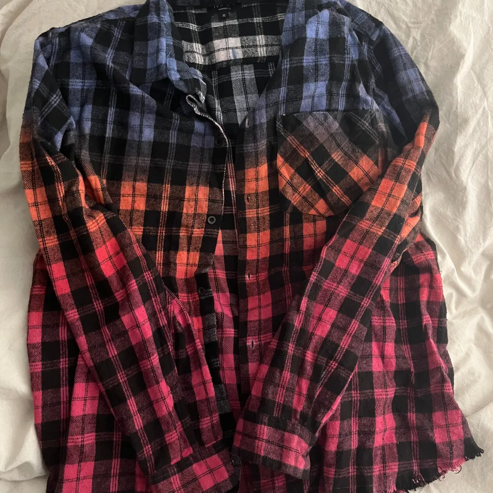 2 flanell skjortor, den första är från BoohooMan och den andra från H&M. Säljer båda för ett paketpris på endast 100kr.  Säljes som befintligt skick, ansvarar inte för eventuella fel eller brister. Jag kan dock skicka fler bilder om så önskas. . Skjortor.