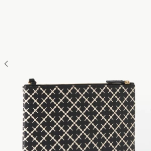 malene birger - Clutch, bandet saknas Lånade bilder, skriv om du vill se egna bilder Även läderflärpen till dragkedjan är borta men inget som stör funktionen 